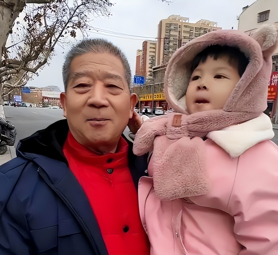 兒女早已長大成家！67歲意外懷孕「執意生下三胎」　6年過後「近況曝光」遭網友怒批：害苦孩子