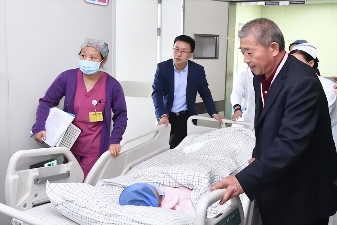 兒女早已長大成家！67歲意外懷孕「執意生下三胎」　6年過後「近況曝光」遭網友怒批：害苦孩子