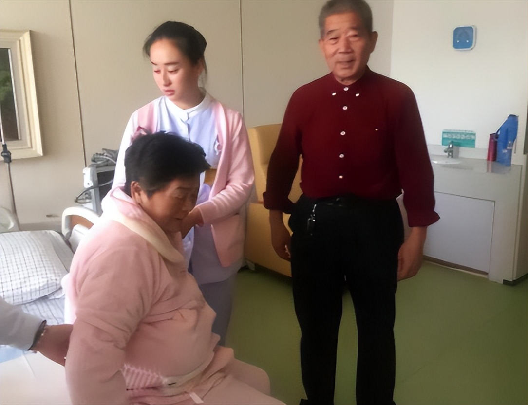 兒女早已長大成家！67歲意外懷孕「執意生下三胎」　6年過後「近況曝光」遭網友怒批：害苦孩子