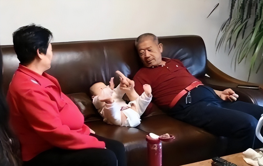 兒女早已長大成家！67歲意外懷孕「執意生下三胎」　6年過後「近況曝光」遭網友怒批：害苦孩子