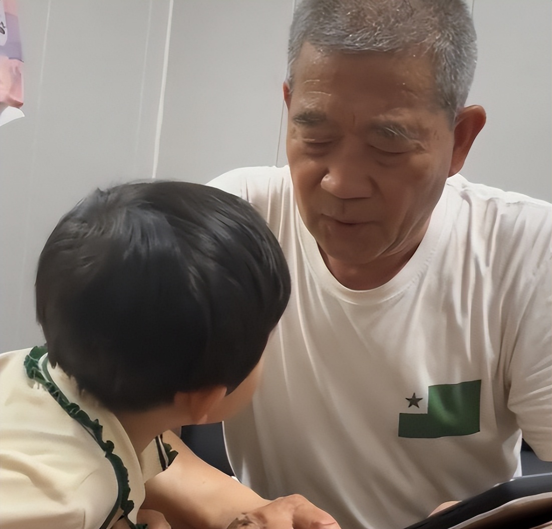 兒女早已長大成家！67歲意外懷孕「執意生下三胎」　6年過後「近況曝光」遭網友怒批：害苦孩子