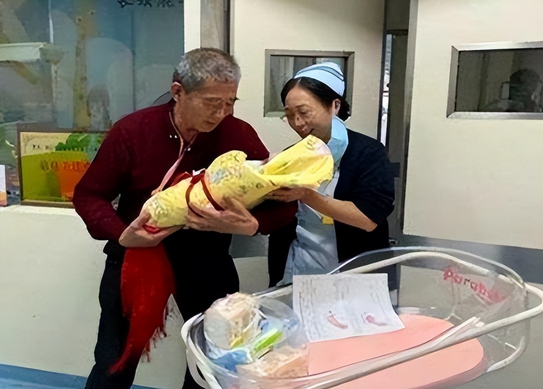 兒女早已長大成家！67歲意外懷孕「執意生下三胎」　6年過後「近況曝光」遭網友怒批：害苦孩子