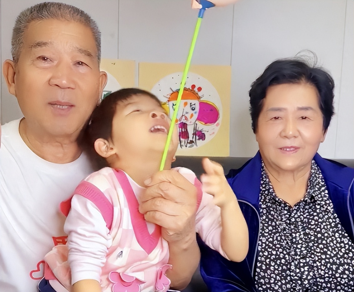 兒女早已長大成家！67歲意外懷孕「執意生下三胎」　6年過後「近況曝光」遭網友怒批：害苦孩子