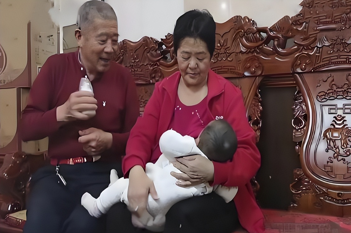 兒女早已長大成家！67歲意外懷孕「執意生下三胎」　6年過後「近況曝光」遭網友怒批：害苦孩子