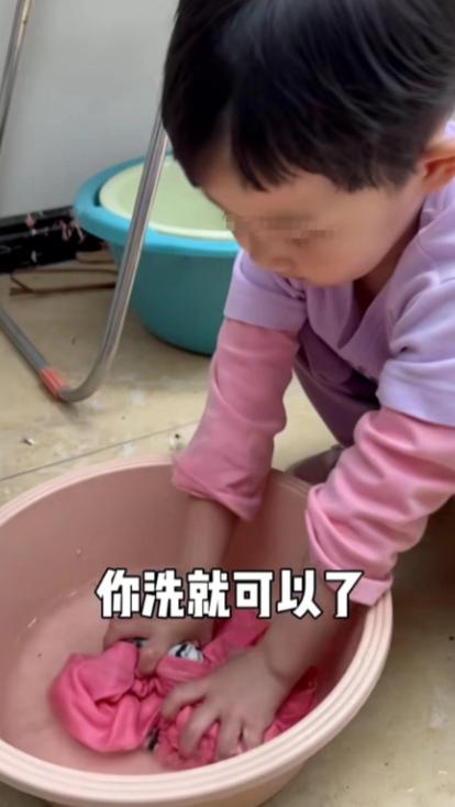 兒女早已長大成家！67歲意外懷孕「執意生下三胎」　6年過後「近況曝光」遭網友怒批：害苦孩子