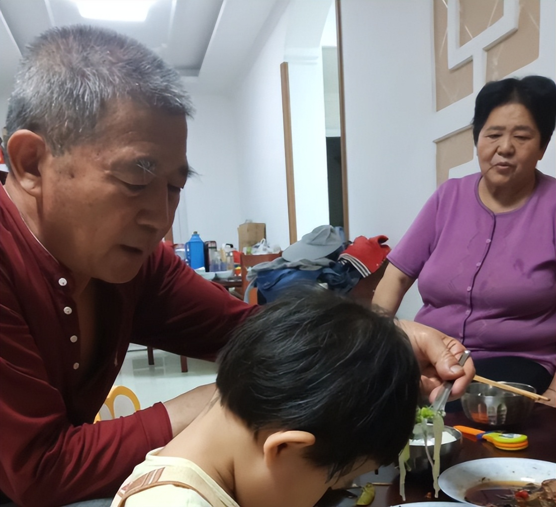 兒女早已長大成家！67歲意外懷孕「執意生下三胎」　6年過後「近況曝光」遭網友怒批：害苦孩子