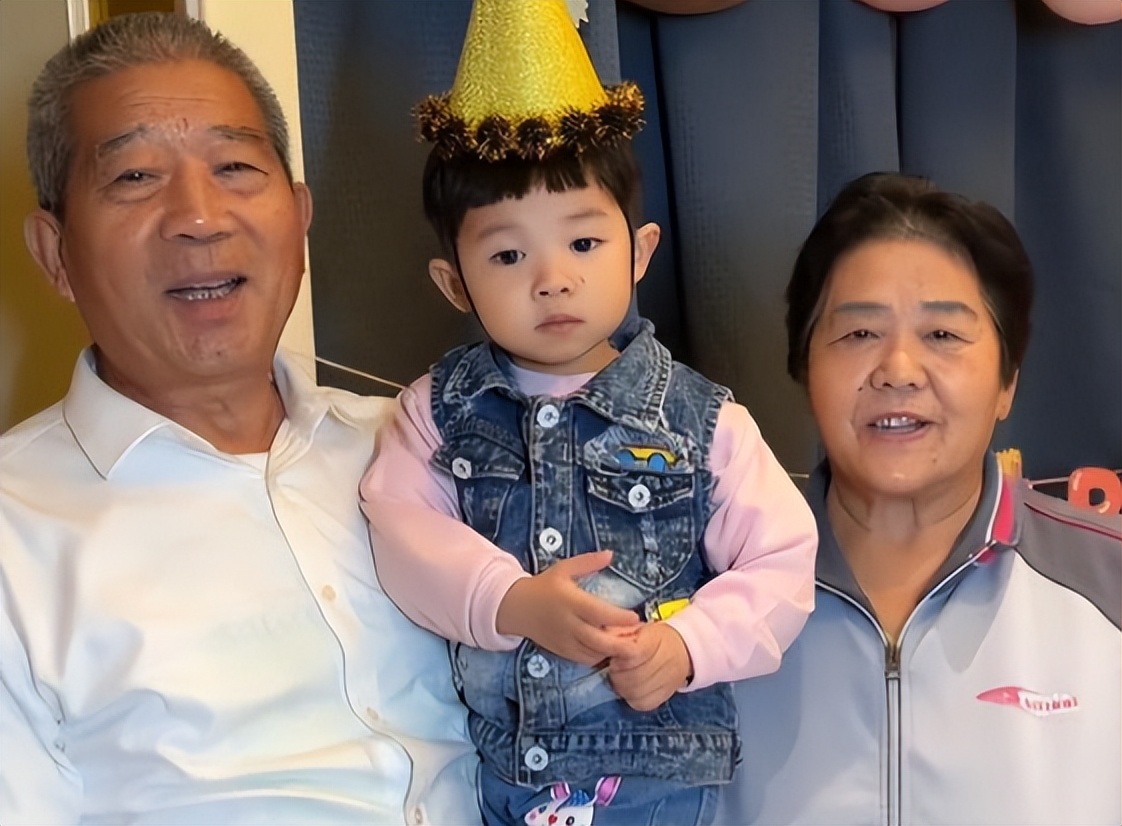 兒女早已長大成家！67歲意外懷孕「執意生下三胎」　6年過後「近況曝光」遭網友怒批：害苦孩子