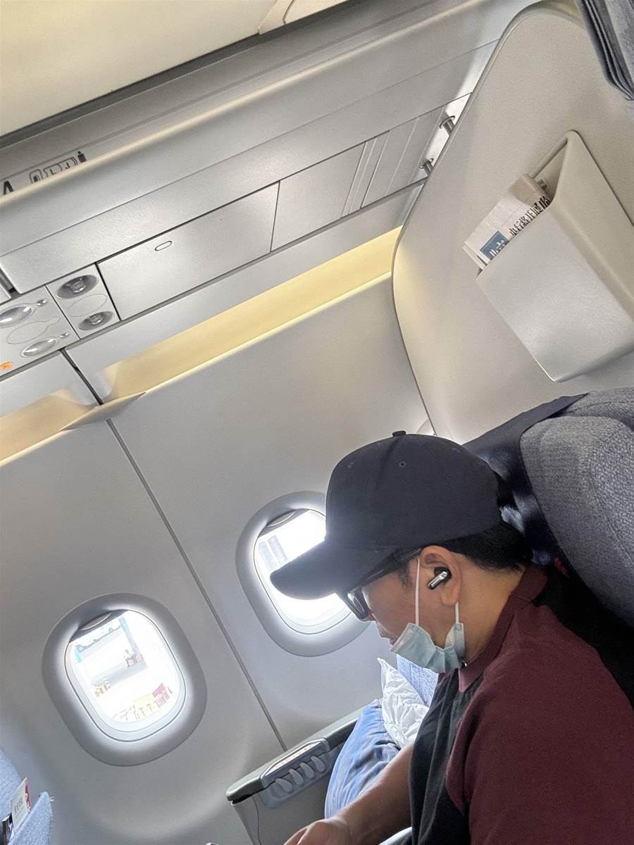 飛機上偶遇大明星！低調玩手機「氣質溫文儒雅」　真實身分網驚喊「四大天王都要讓他三分」
