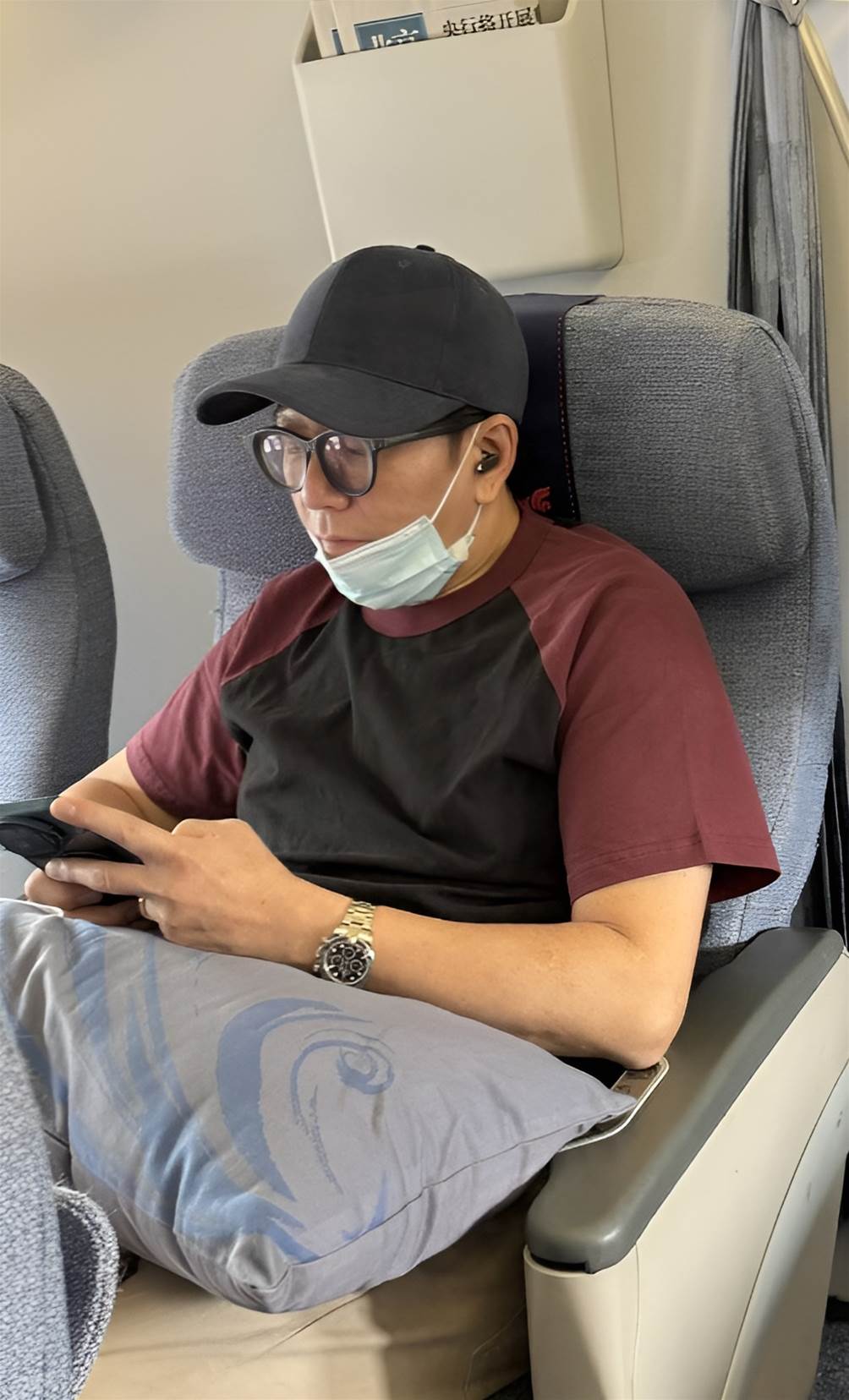 飛機上偶遇大明星！低調玩手機「氣質溫文儒雅」　真實身分網驚喊「四大天王都要讓他三分」