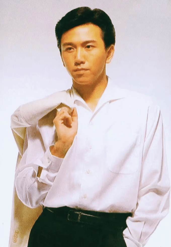 飛機上偶遇大明星！低調玩手機「氣質溫文儒雅」　真實身分網驚喊「四大天王都要讓他三分」