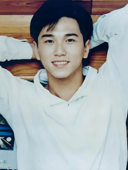 飛機上偶遇大明星！低調玩手機「氣質溫文儒雅」　真實身分網驚喊「四大天王都要讓他三分」