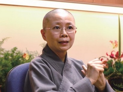 替電視台效力15年！「搭檔周潤發走紅」突看破紅塵出家　「替養母還債40年」處境惹人心疼
