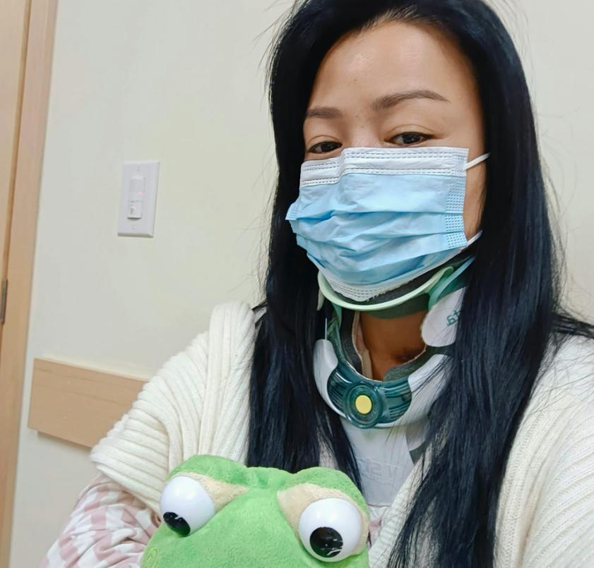 49歲女星「婚姻失敗又兩度患癌」移居美國謀生,餐廳打工被砸傷,治療18個月現狀曝光