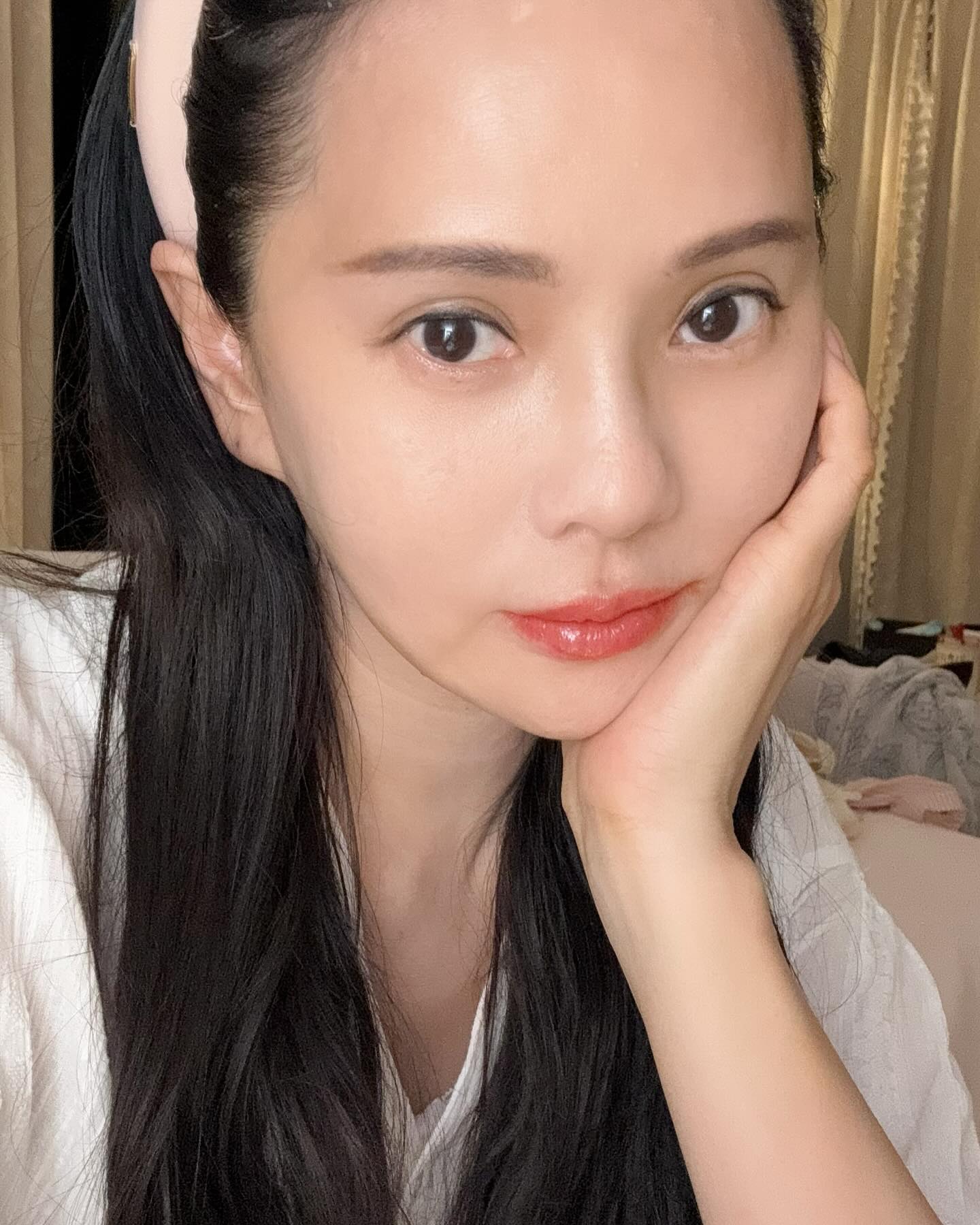 大方展示白髮！57歲伊能靜「戴上老花眼鏡」畫面美翻　「坦承不再拍戲原因」：長相太尷尬