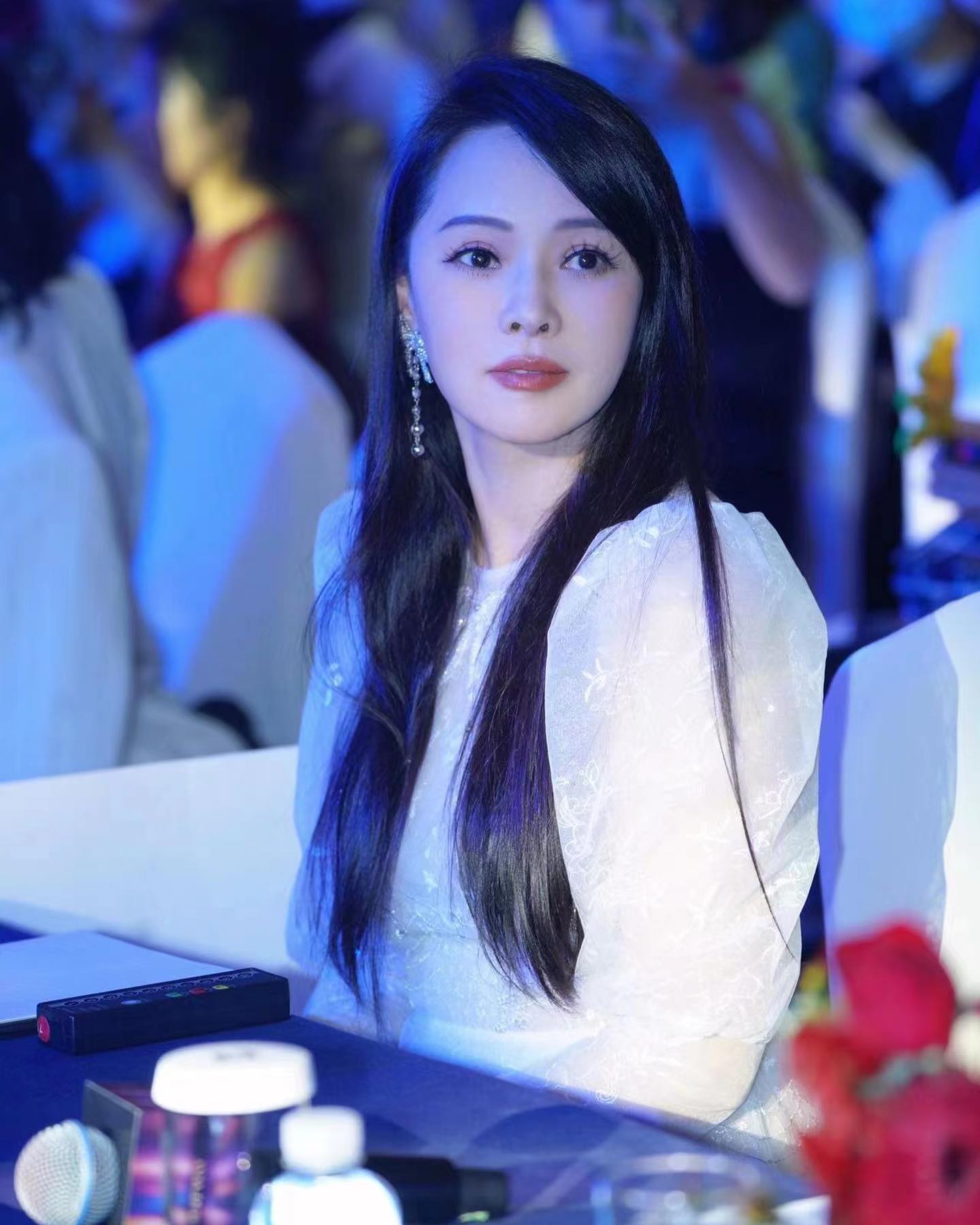 大方展示白髮！57歲伊能靜「戴上老花眼鏡」畫面美翻　「坦承不再拍戲原因」：長相太尷尬