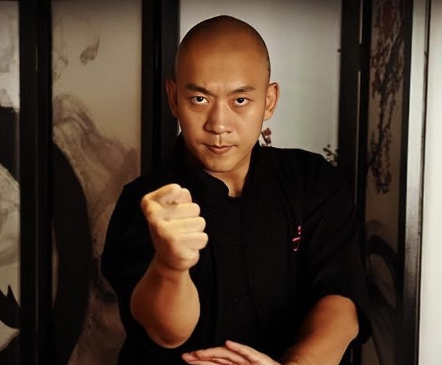  演活反派！43歲男星「迎來前世情人」　遭爆無戲可拍「轉行機場工作養家」