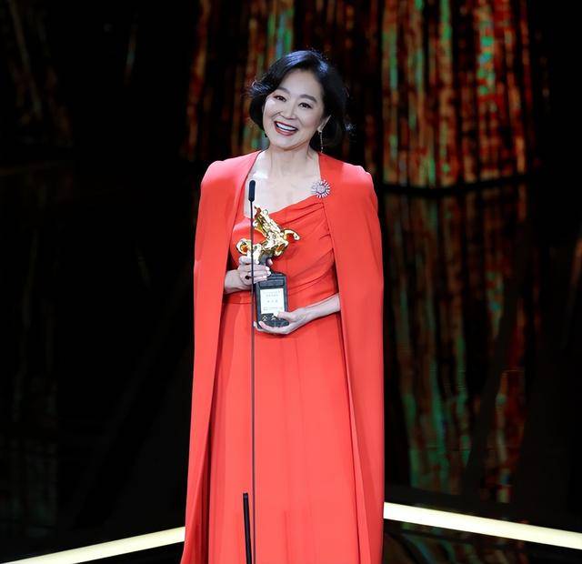 帥了一輩子！林青霞舊愛「被拍到公園陪孫女」　鬍子花白「容貌卻越老越帥」