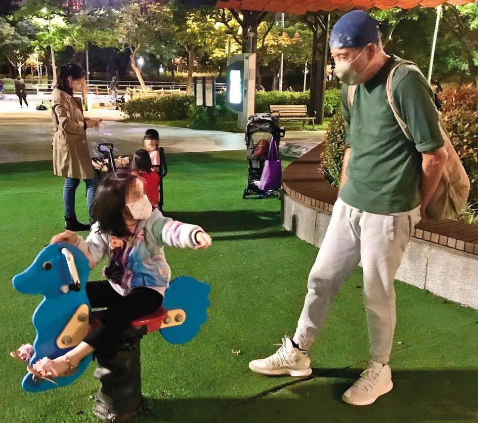 帥了一輩子！林青霞舊愛「被拍到公園陪孫女」　鬍子花白「容貌卻越老越帥」