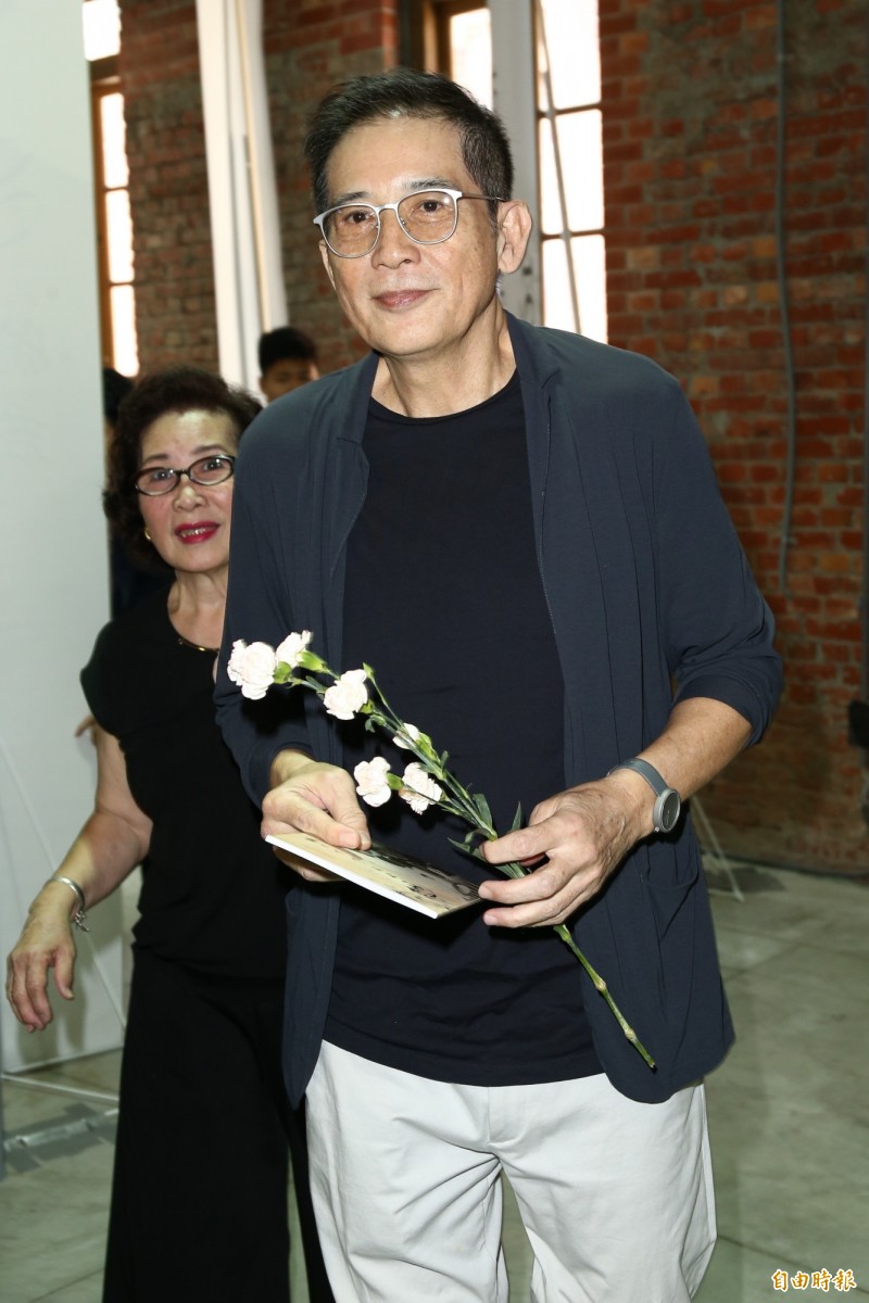 帥了一輩子！林青霞舊愛「被拍到公園陪孫女」　鬍子花白「容貌卻越老越帥」