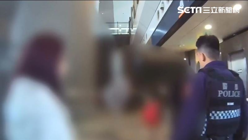 高鐵藍衣女子「被礦泉水淋頭」蹲地上狂尖叫 一旁乘客「還原糾紛始末」警察到場後續曝光