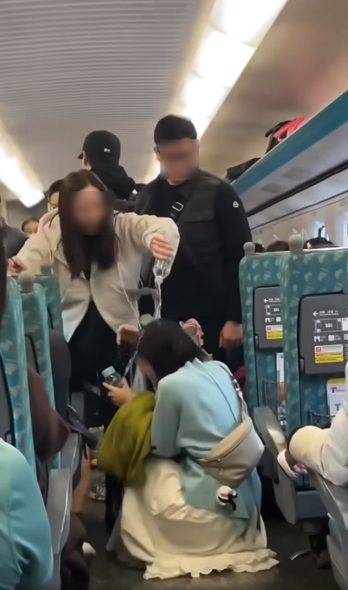 高鐵藍衣女子「被礦泉水淋頭」蹲地上狂尖叫 一旁乘客「還原糾紛始末」警察到場後續曝光