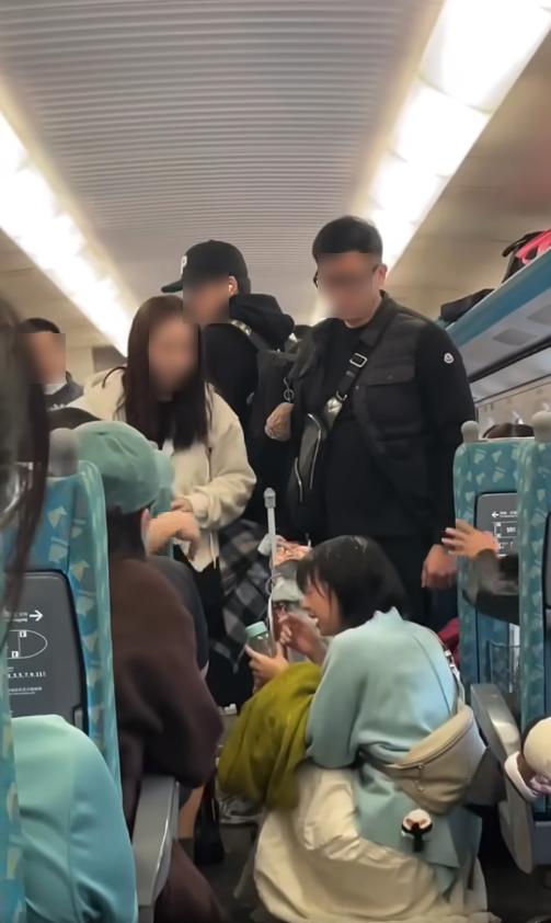 高鐵藍衣女子「被礦泉水淋頭」蹲地上狂尖叫 一旁乘客「還原糾紛始末」警察到場後續曝光