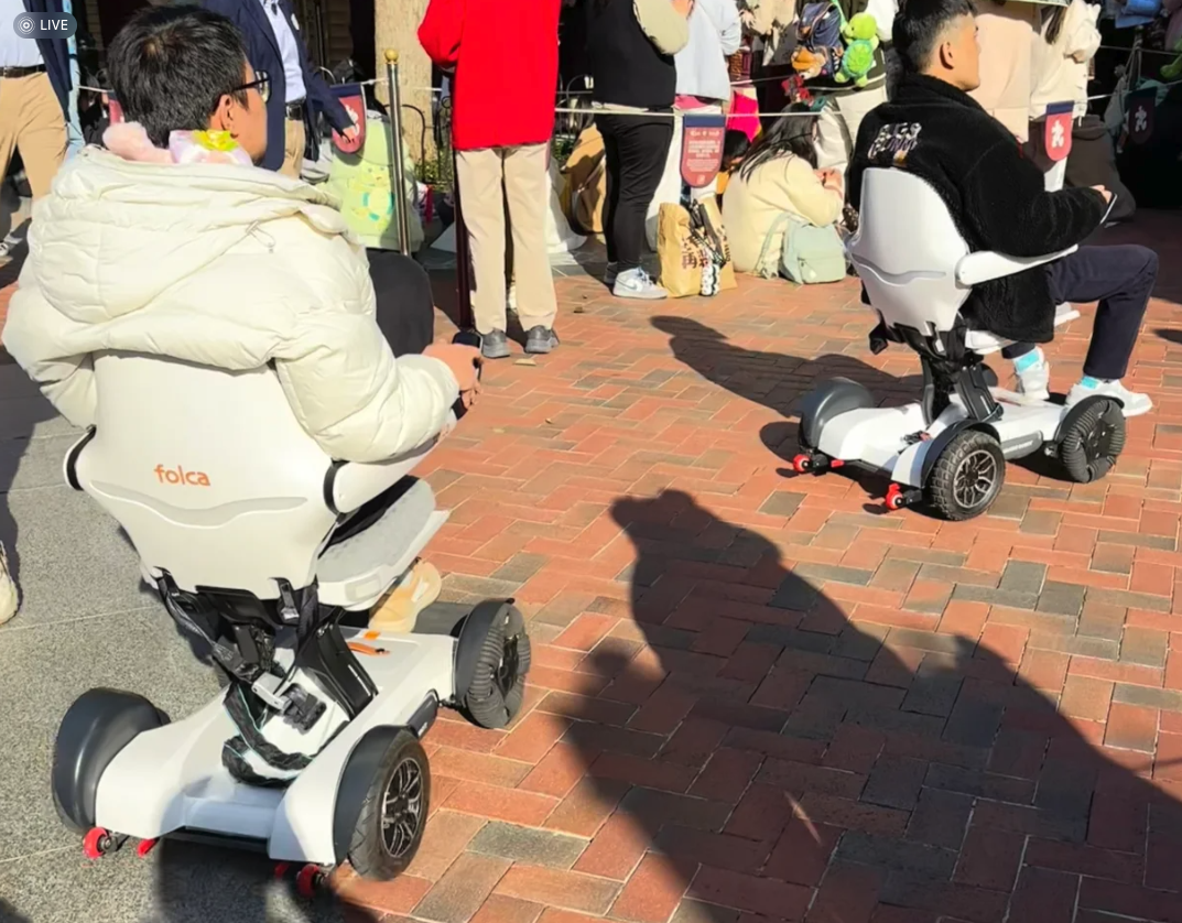 走路好累!年輕人懶得走路「租輪椅逛迪士尼」 險象環生「差點變碰碰車樂園」:看不下去