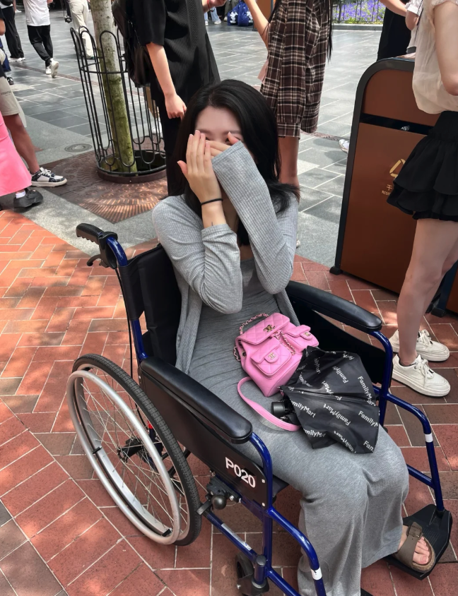 走路好累!年輕人懶得走路「租輪椅逛迪士尼」 險象環生「差點變碰碰車樂園」:看不下去