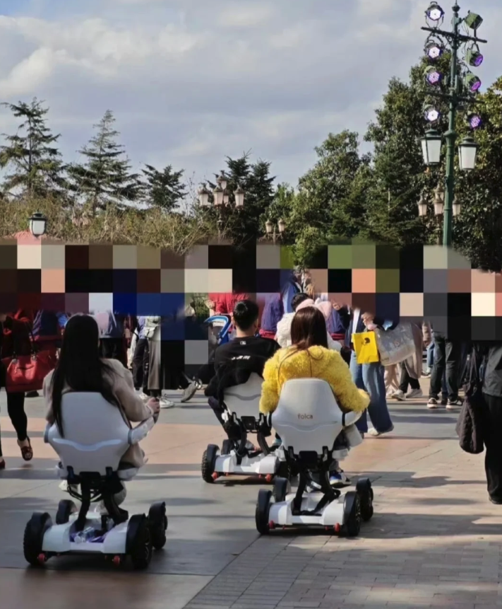 走路好累!年輕人懶得走路「租輪椅逛迪士尼」 險象環生「差點變碰碰車樂園」:看不下去