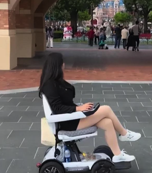 走路好累!年輕人懶得走路「租輪椅逛迪士尼」 險象環生「差點變碰碰車樂園」:看不下去