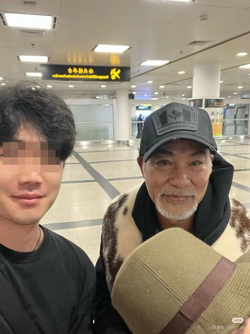 資深男星機場被巧遇「鬍子全花白」　太太是名模「20歲女兒身高180公分」還是學霸