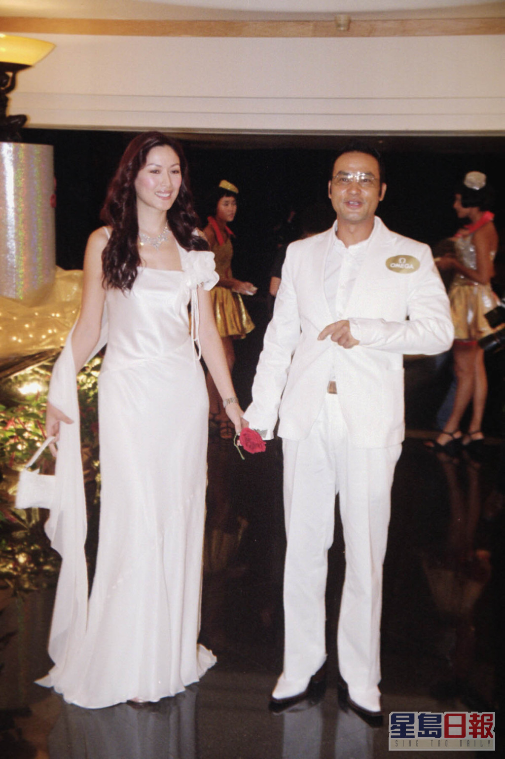 資深男星機場被巧遇「鬍子全花白」　太太是名模「20歲女兒身高180公分」還是學霸