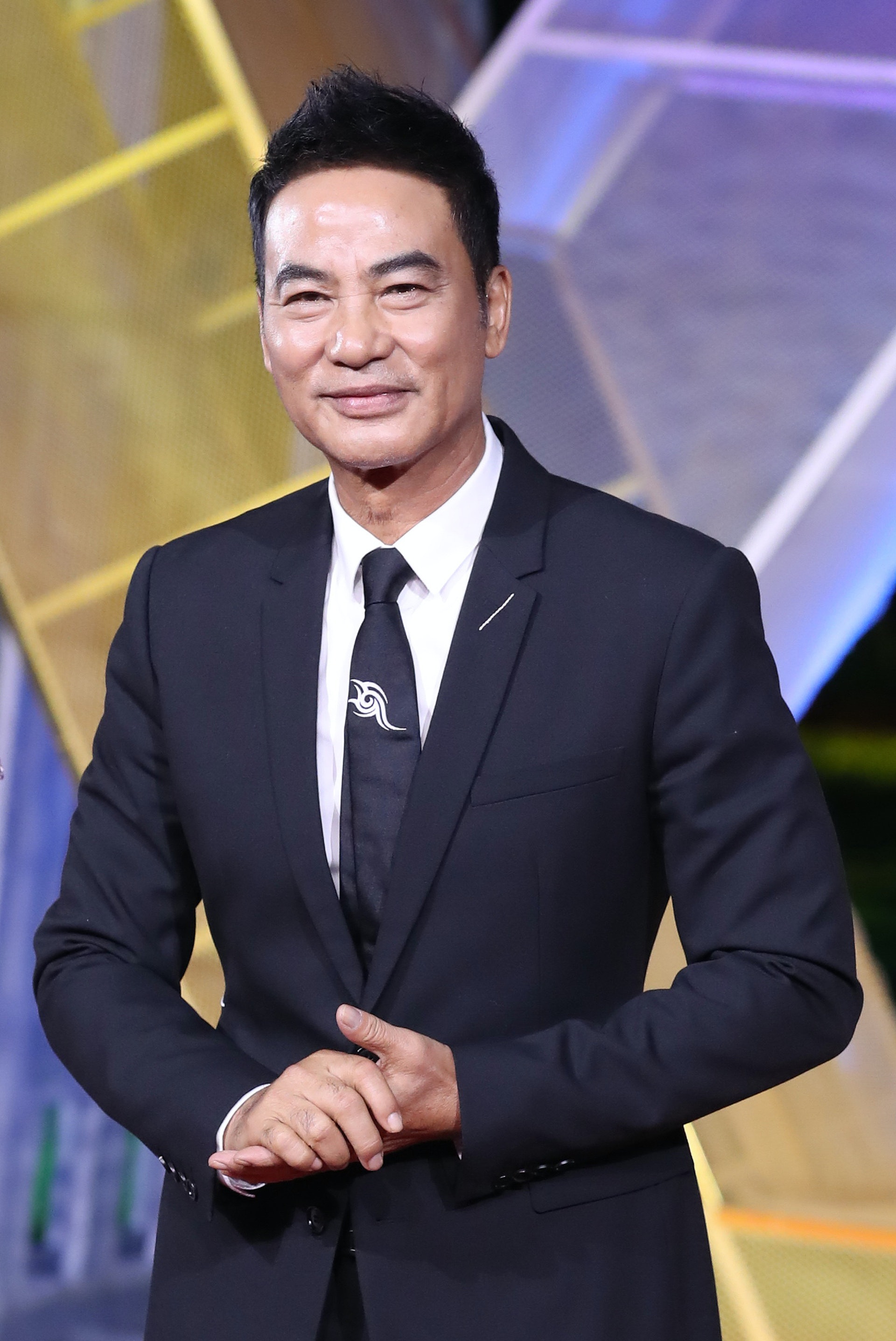 資深男星機場被巧遇「鬍子全花白」　太太是名模「20歲女兒身高180公分」還是學霸