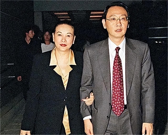 頂級富二代！父親是第一地主「母親是影后」　他21歲就身家百億「手握133套豪宅」卻節儉低調