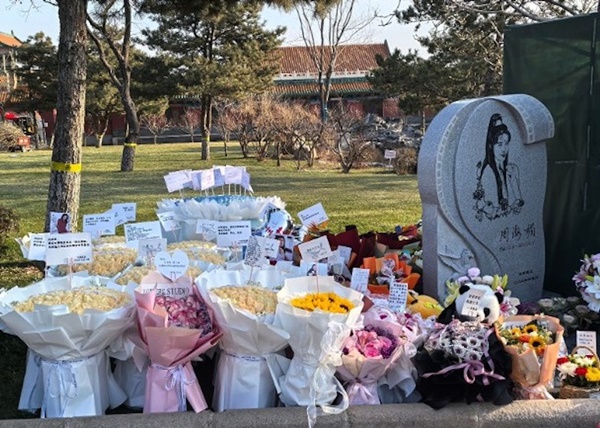 逝世一周年！資深女星墓園「形成一片花海」　「生前最放不下兩孩」最新動向曝