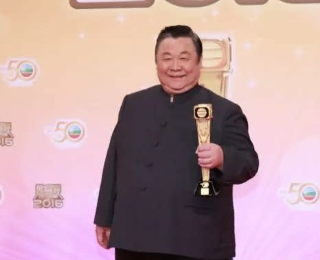 晚年住養老院！78歲資深男星「2度緊急送醫」　替女兒還債「卻被拋棄」感嘆：不怪她