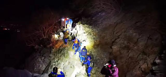 開心參加親子登山「男子突倒下」！8歲兒懵懂問：「爸爸不是睡著嗎」