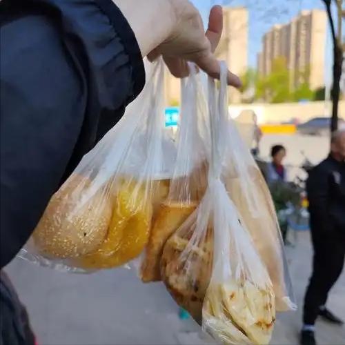 上崗未安排任務！每天幫老闆「跑腿帶早餐」從未給過飯錢　3個月後轉正「一看薪資條」瞬間愣住