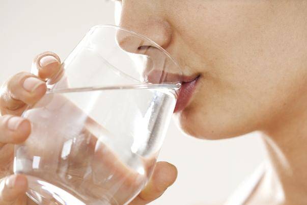 血液「稀釋劑」已公布！並非檸檬水　醫生：常喝「5種水」血管變通透 