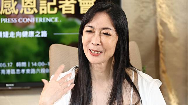苦認面目全非！58歲女星「動手術六小時」拉三層皮　崩潰「遮全臉現身」嘆：已損失近百萬
