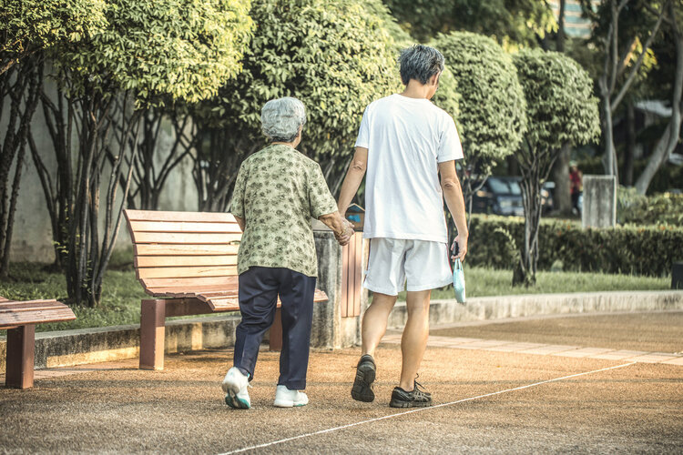 走路是長壽的良藥！醫生提醒：到了60歲　走路牢記「6要素」才更健康長壽