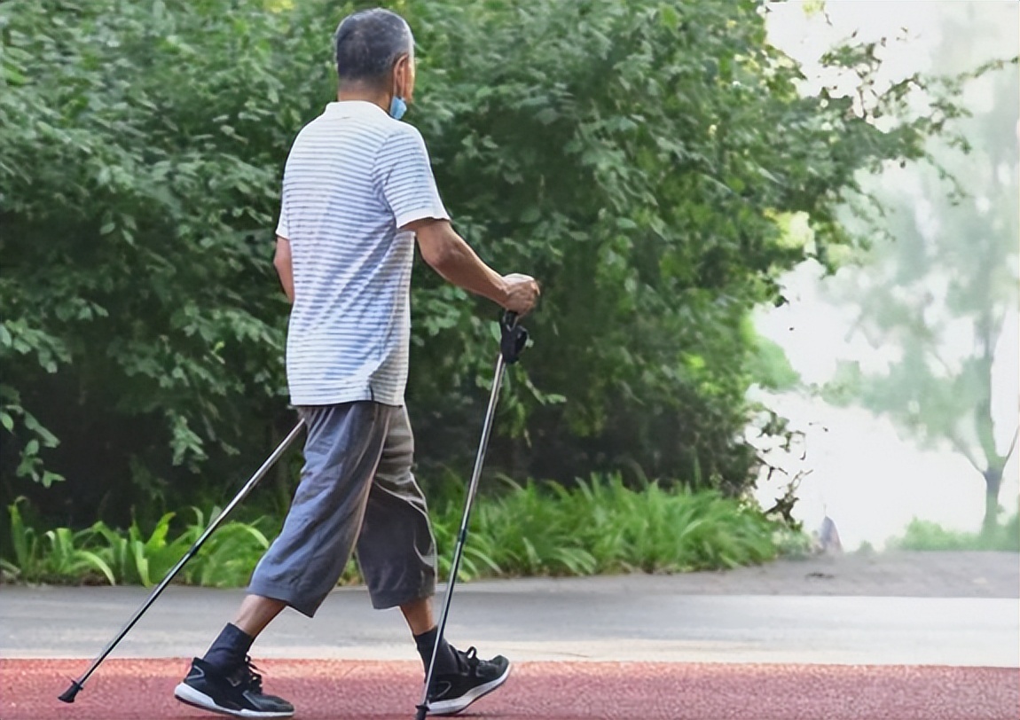 走路是長壽的良藥！醫生提醒：到了60歲　走路牢記「6要素」才更健康長壽