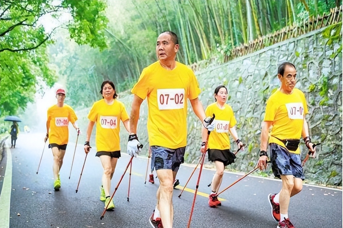 走路是長壽的良藥！醫生提醒：到了60歲　走路牢記「6要素」才更健康長壽