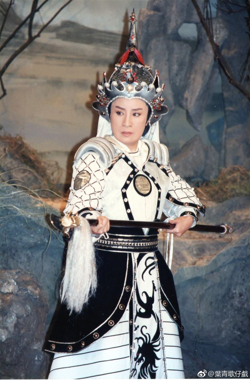 20多年未露面！76歲「歌仔戲天王」被直擊坐輪椅　粉絲心疼落淚「去年才送走她」