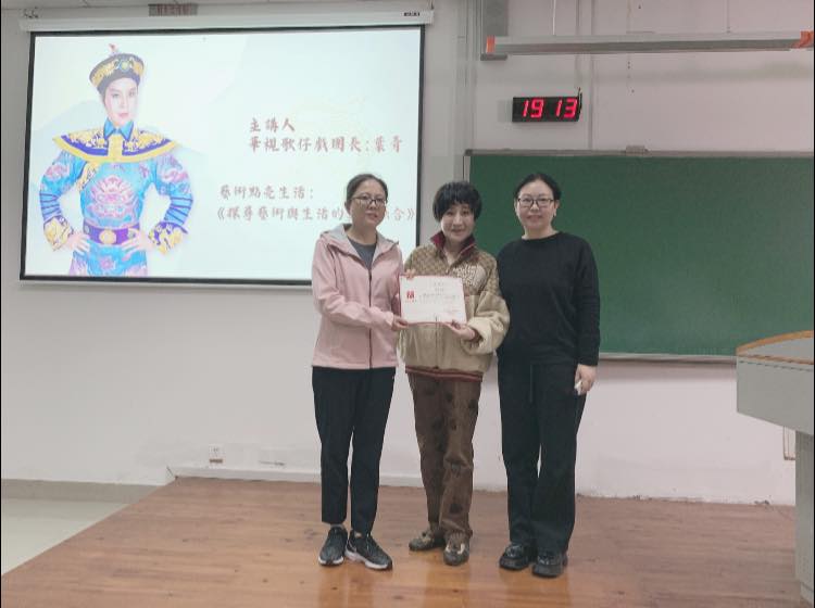 20多年未露面！76歲「歌仔戲天王」被直擊坐輪椅　粉絲心疼落淚「去年才送走她」
