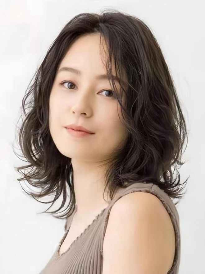 髮型是女人「第二張臉」！2025年最應該剪「5款燙髮」　適合40歲女人「減齡不老氣」優雅時髦