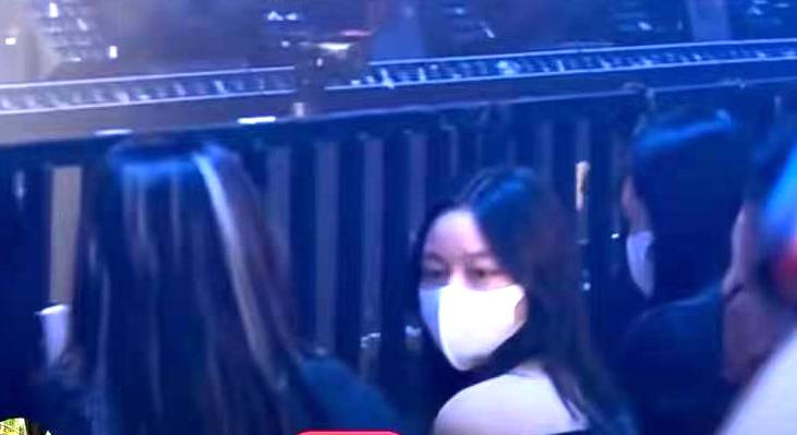 老來得女！劉德華12歲女兒「帶同學朝聖演唱會」　當她回眸一刻「臉蛋清純甜美」宛如朱麗蒨