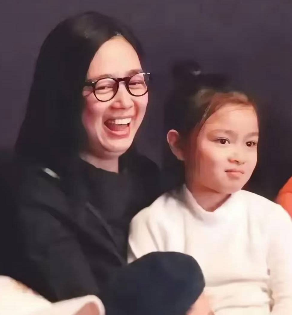 老來得女！劉德華12歲女兒「帶同學朝聖演唱會」　當她回眸一刻「臉蛋清純甜美」宛如朱麗蒨