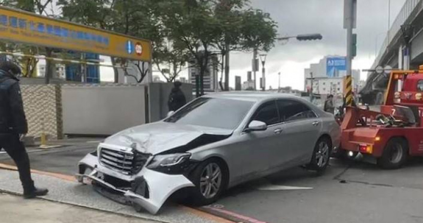 恐怖車禍！新北賓士「暴衝擊倒9機車」　目擊者曝「很像保齡球倒地」4人受傷急送醫