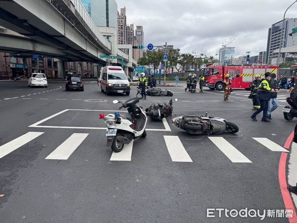 恐怖車禍！新北賓士「暴衝擊倒9機車」　目擊者曝「很像保齡球倒地」4人受傷急送醫